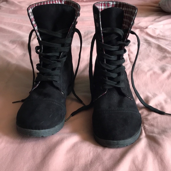 Black Lace up boots - Picture 2 of 3